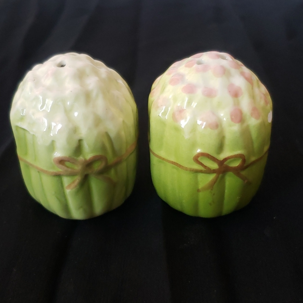 Salt and Pepper Shaker. Ceramic